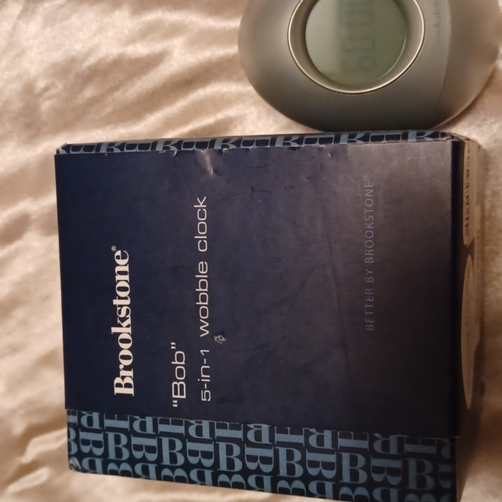 Brookstone ⏰️ clock. ELECTRONICS - Picture 6 of 8